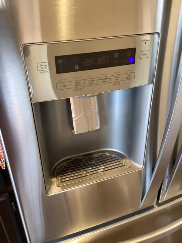 Refrigerator water and ice dispenser