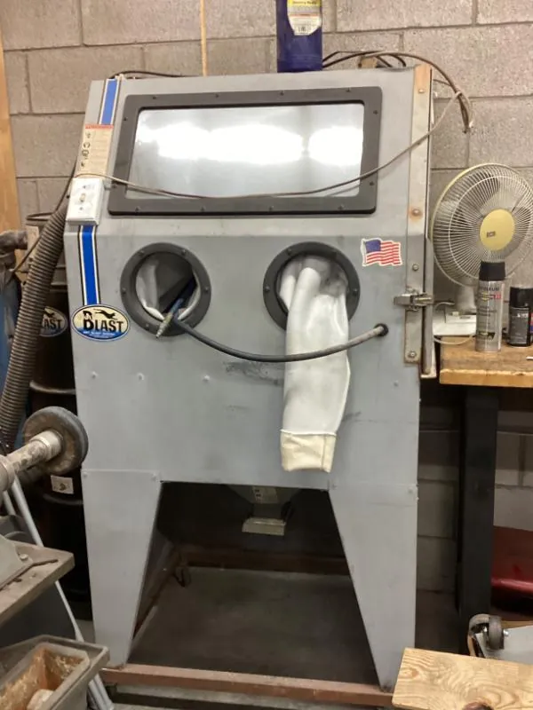 Sandblasting cabinet