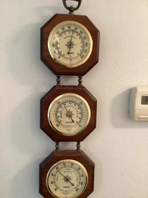 Wall weather station with three dials