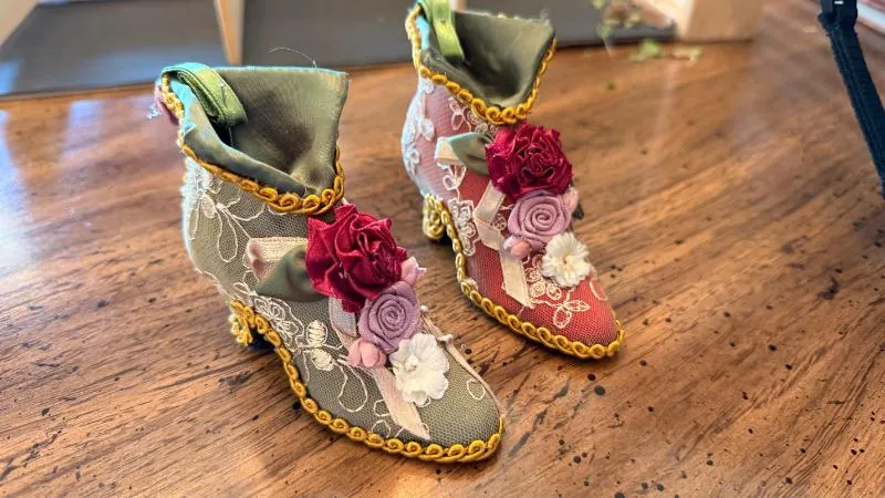 Decorative boot figurines trimmed with flowers