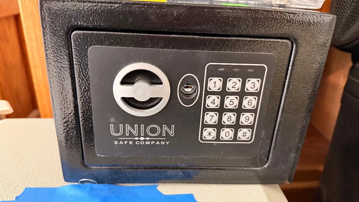 Union electronic safe with a keypad