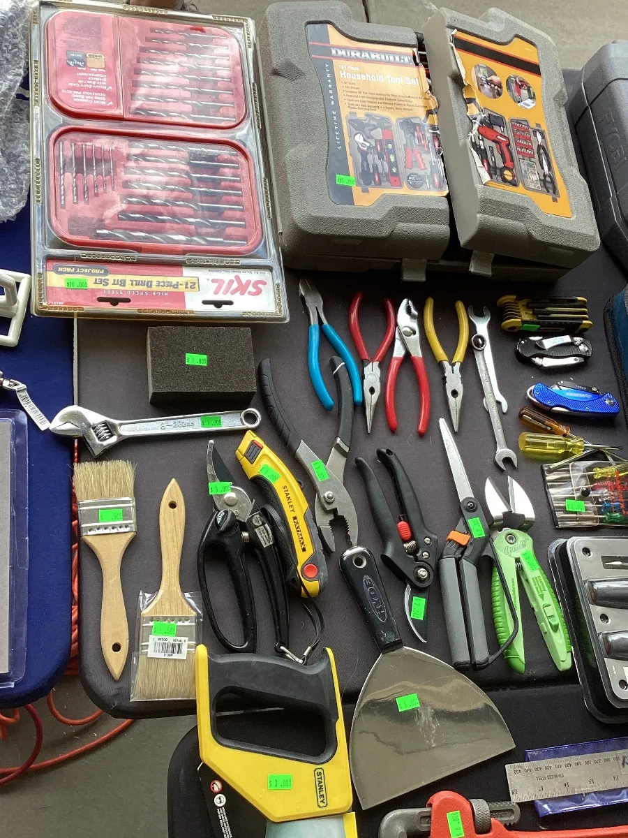 Table of hand tools, saws and pliers