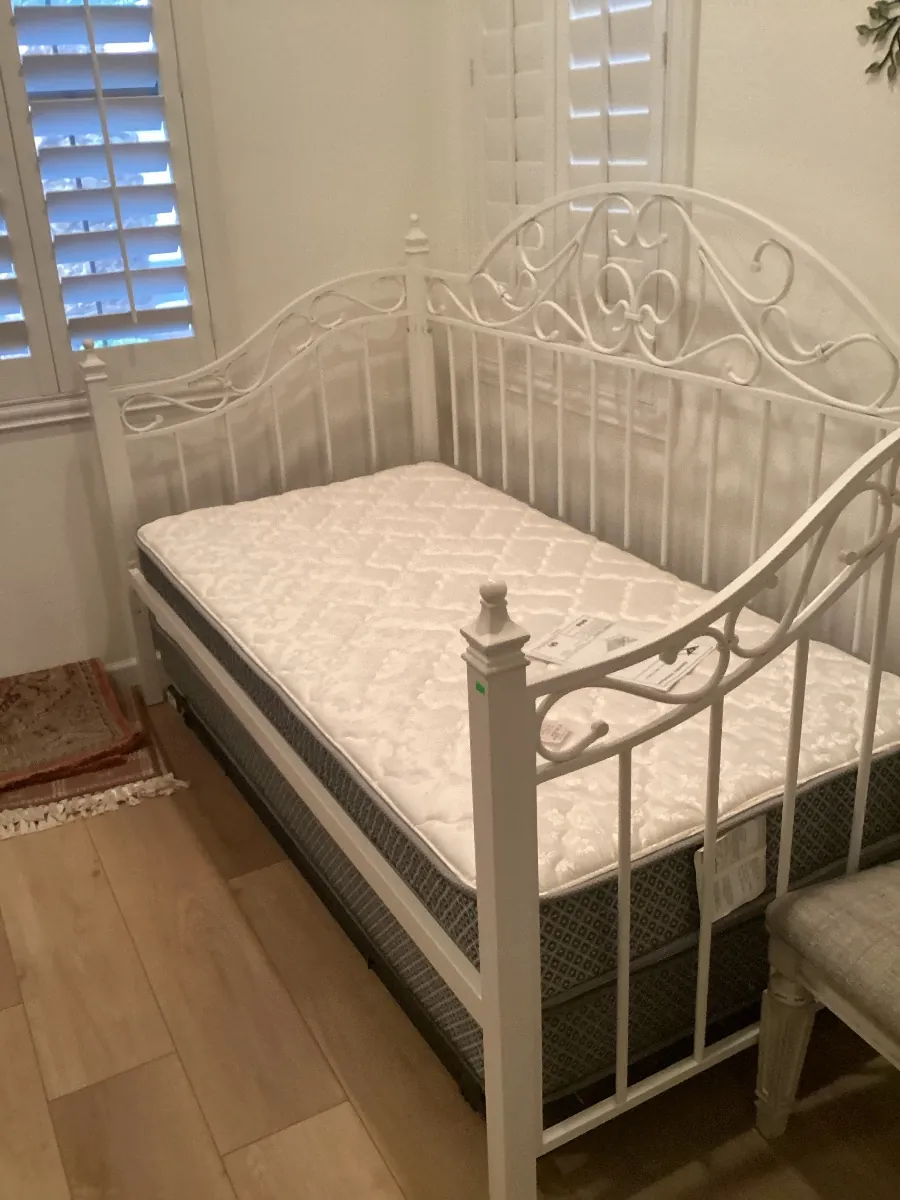 White metal daybed