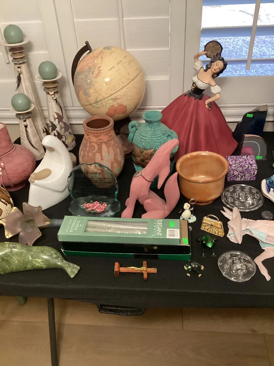 Table of pottery, figurines and decor, with a desk globe