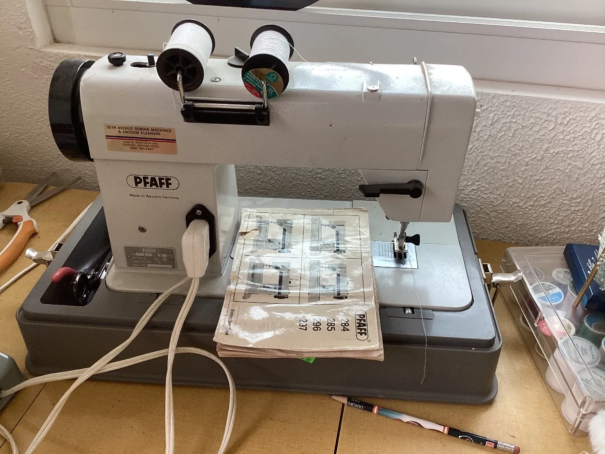 Pfaff sewing machine with its manual